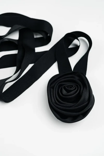 Melna roze
